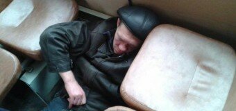 Пьяный омич спровоцировал ЧП, выпав из автобуса
