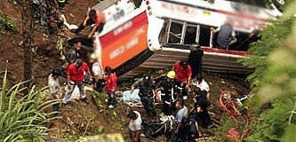 В Индии пассажирский автобус свалился с гор в пропасть