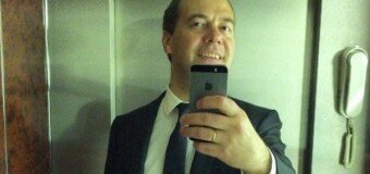 Премьер-министр РФ предпочитает «селфи» в лифте