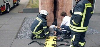 Запутался в гениталиях: студента из скульптуры Де Ла Хара извлекали 22 спасатателя