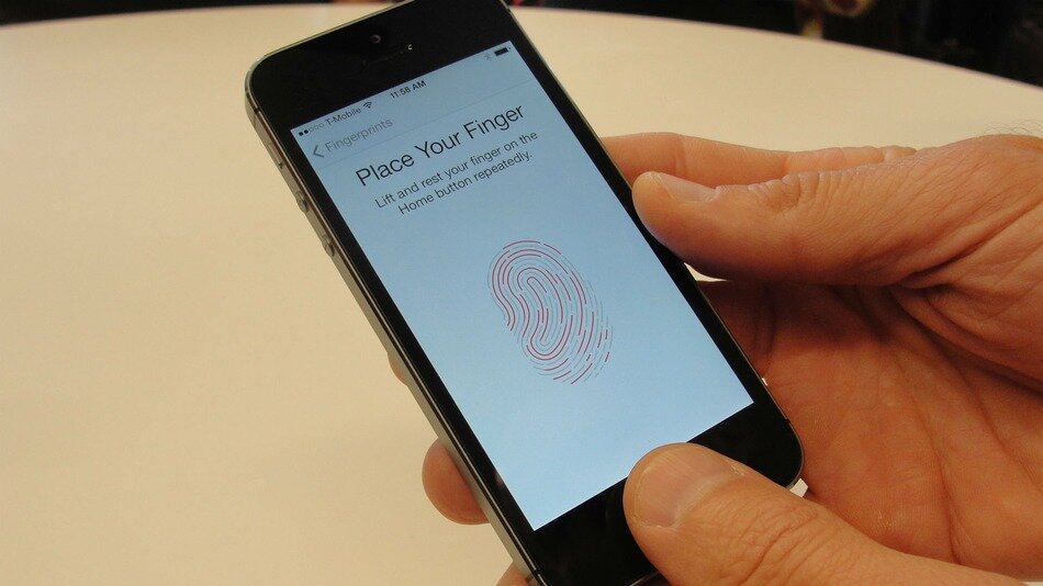 Рискованная услуга: отпечатки владельцев iPhone могут перекочевать в iCloud