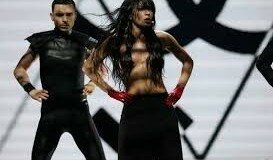 Победительница Евровидения Loreen вышла на сцену с обнаженной грудью