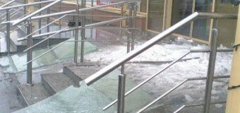 Стеклянный козырек над входом в супермаркет упал под тяжестью снега