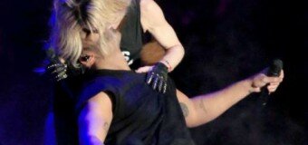 Мадонну высмеяли в сети за поцелуй с молодым рэпером на сцене