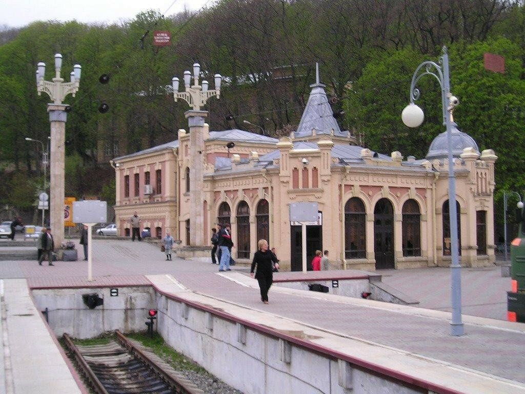 В Кисловодске локомотив поезда врезался в перрон вокзала