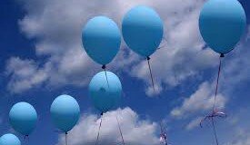 Синие шары взлетели в небо в Саратове